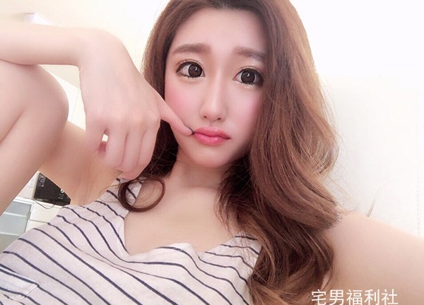 大眼女优「美竹すず」高中就发育过剩3年内跳了4个罩杯变成超巨乳！