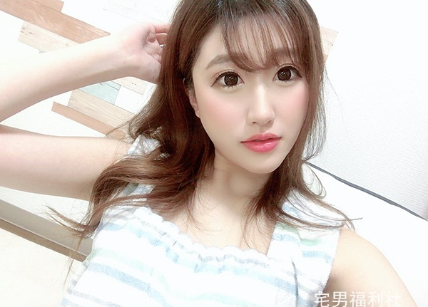 大眼女优「美竹すず」高中就发育过剩3年内跳了4个罩杯变成超巨乳！