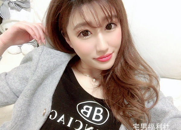 大眼女优「美竹すず」高中就发育过剩3年内跳了4个罩杯变成超巨乳！